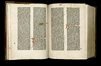 Image of the Gutenberg Bible open to pages 020 verso and 021 recto.